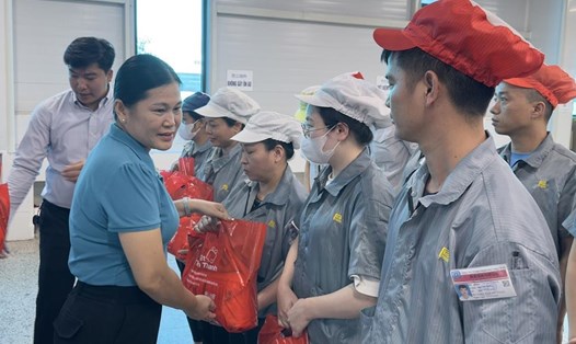 Công đoàn Khu kinh tế Hải Phòng trao hỗ trợ cho NLĐ bị ảnh hưởng bởi bão số 3. Ảnh: CĐ Khu kinh tế Hải Phòng
