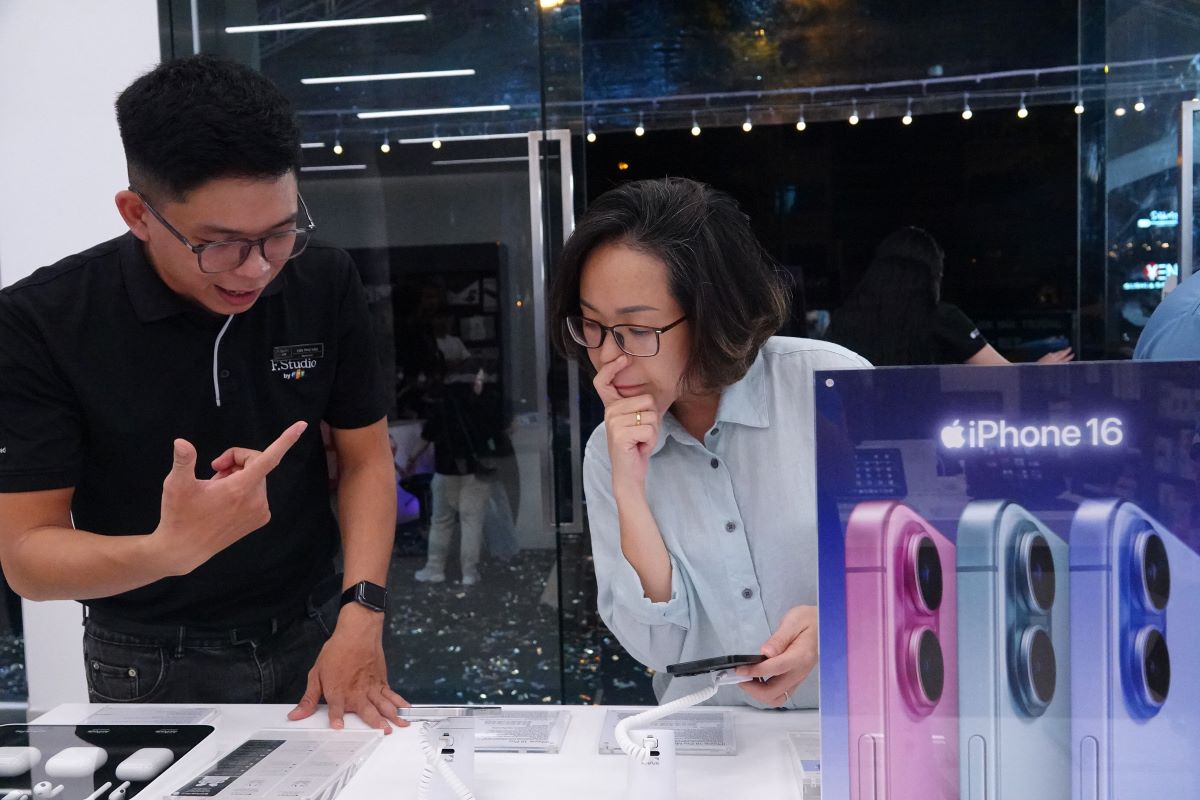 Khách hàng Việt Nam quan tâm đến iPhone 16 series và nhiều người đặt mua ngay đợt đầu tiên mở bán. Ảnh: Nguyễn Đăng