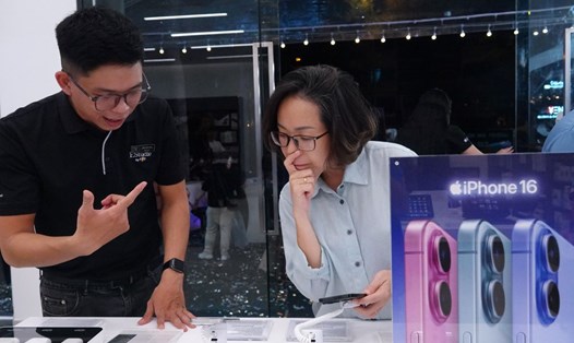Khách hàng Việt Nam quan tâm đến iPhone 16 series và nhiều người đặt mua ngay đợt đầu tiên mở bán. Ảnh: Nguyễn Đăng
