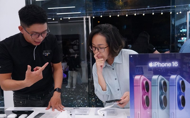 Vietnamese customers are interested in the iPhone 16 series and many people ordered them in the first batch of sales. Photo: Nguyen Dang