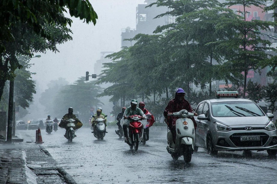 Cold air is forecast to cause rain in Hanoi tonight, October 1. Photo: To The
