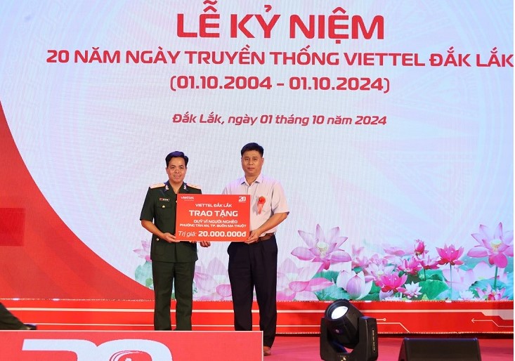 Trung tá Phạm Việt Hùng - Giám đốc Viettel Đắk Lắk trao "Quỹ Vì người nghèo" cho lãnh đạo UBND phường Tân An, TP.Buôn Ma Thuột, tỉnh Đắk Lắk. Ảnh: Bảo Trung