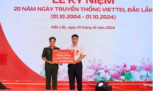 Trung tá Phạm Việt Hùng - Giám đốc Viettel Đắk Lắk trao "Quỹ Vì người nghèo" cho lãnh đạo UBND phường Tân An, TP.Buôn Ma Thuột, tỉnh Đắk Lắk. Ảnh: Bảo Trung