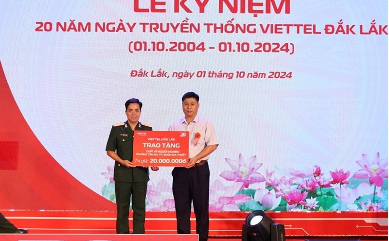 Lieutenant Colonel Pham Viet Hung - Director of Viettel Dak Lak presented the "Fund for the Poor" to the leaders of Tan An Ward People's Committee, Buon Ma Thuot City, Dak Lak Province. Photo: Bao Trung