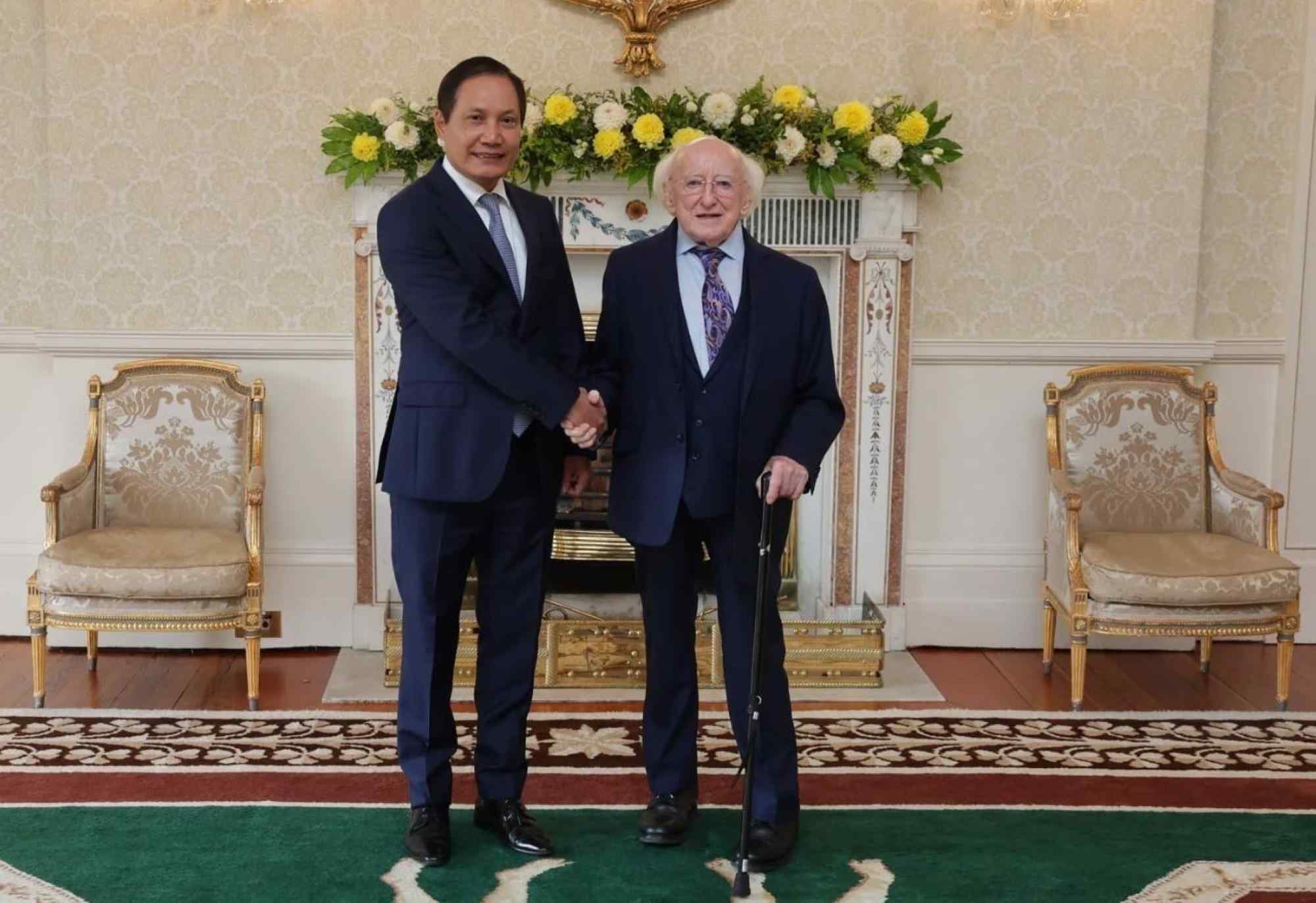 Ambassador Do Minh Hung takes a photo with Irish President Micheal D. Higgins after the presentation of his credentials in Dublin, Ireland, September 10, 2024. Photo: VNA