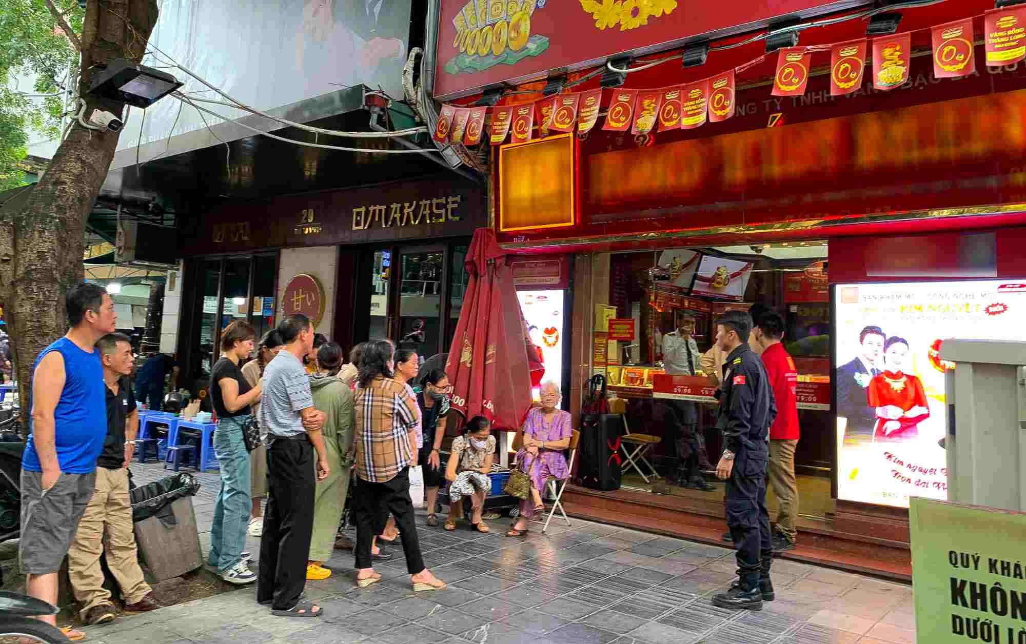 Recently, people have had to queue up to buy plain round gold rings at jewelry stores. Photo: Phuong Anh