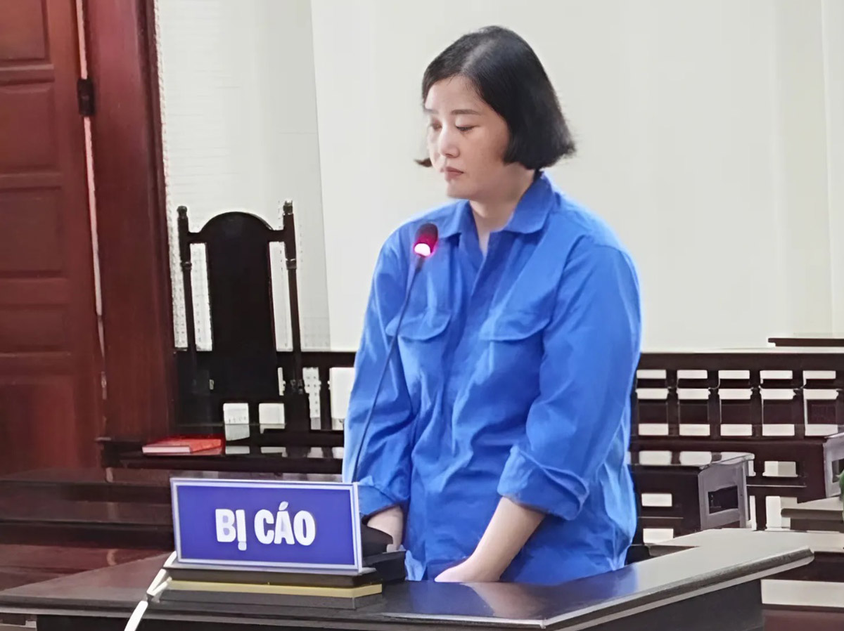 Bị cáo Nguyễn Thị Mai Chi bị đưa ra xét xử về tội lừa đảo chiếm đoạt tài sản, gây án tại Quảng Ninh. Ảnh: Công an Quảng Ninh 