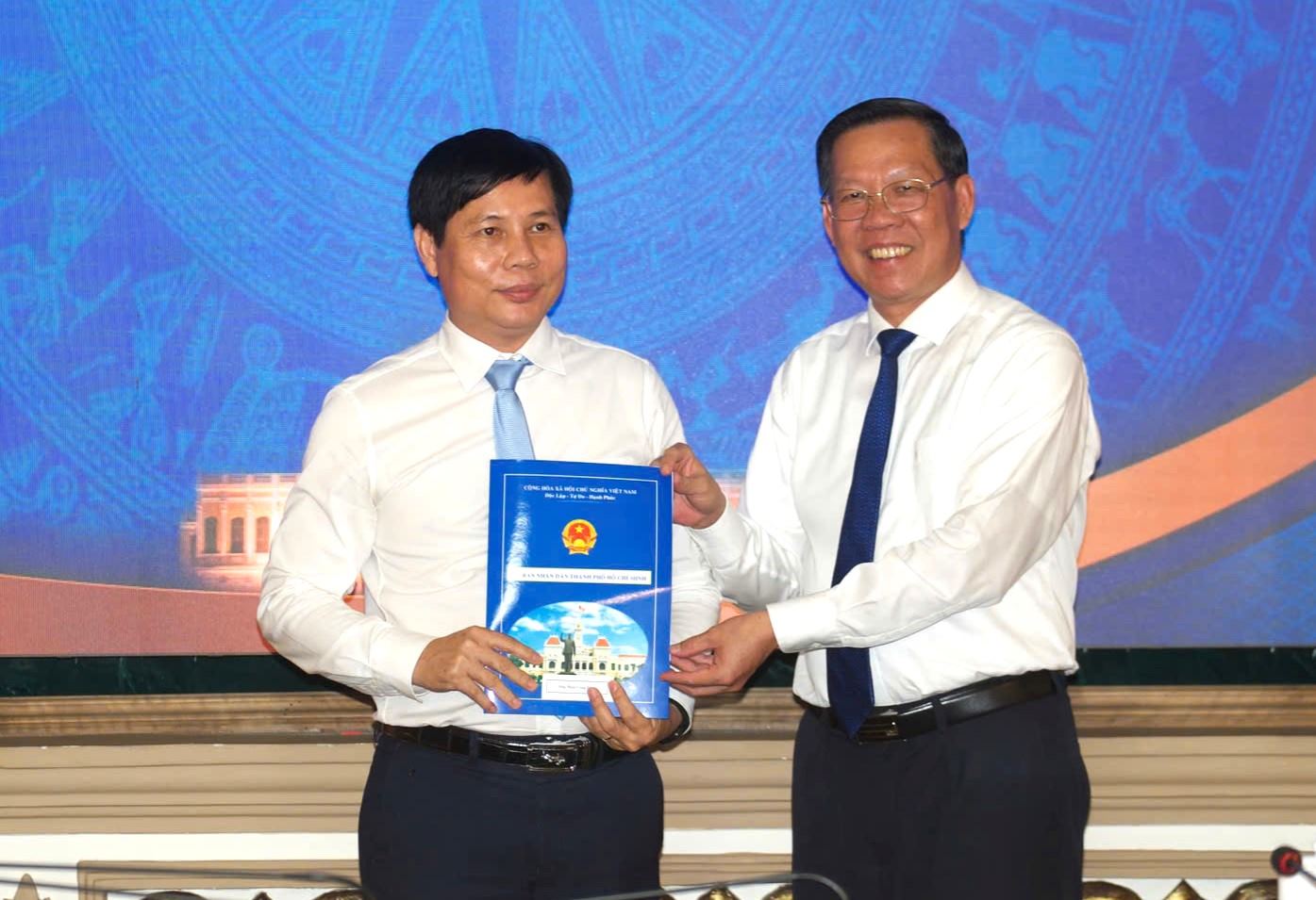 Chairman of Ho Chi Minh City People's Committee Phan Van Mai presents the appointment decision to Mr. Phan Cong Bang (left of photo). Photo: Minh Quan