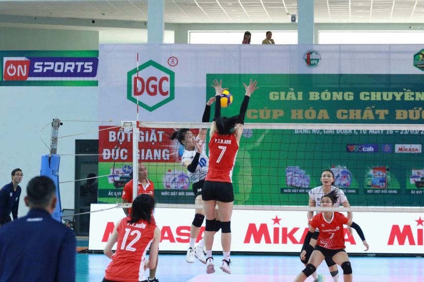 Các cầu thủ thi đấu tại Giải bóng chuyền vô địch quốc gia 2024, giai đoạn 1. Ảnh: VFV
