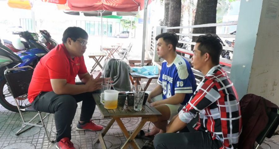 Phóng viên Báo Lao Động ghi nhận ý kiến của người lao động kiến nghị xử lý doanh nghiệp nợ BHXH. Ảnh: Thành Nhân