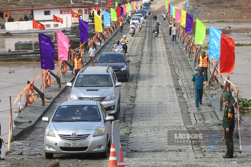 Ngay dau thong xe (30.9), da co rat nhieu phuong tien qua cau phao Phong Chau. Anh: To Cong.