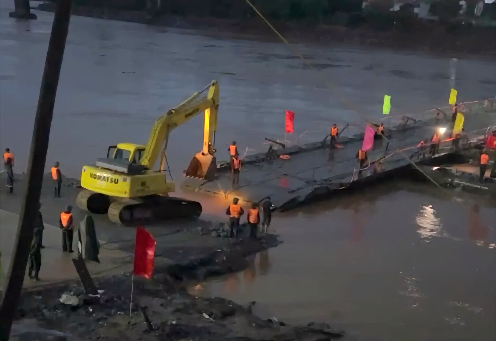 Cầu phao Phong Châu đang tạm ngưng phục vụ. Ảnh: CTV.