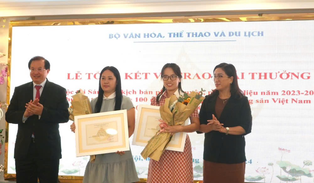 Awarding the third prize for feature film script to two authors Khanh Ly and Thuy Trang. Photo: Department of Cinema