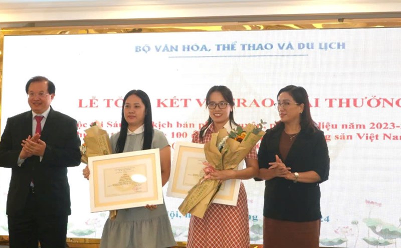 Awarding the third prize for feature film script to two authors Khanh Ly and Thuy Trang. Photo: Department of Cinema