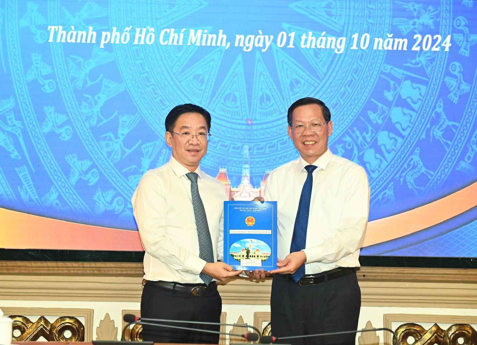Chairman of Ho Chi Minh City People's Committee Phan Van Mai presents the decision to Mr. Le Tran Kien (left of photo) Photo: VIET DUNG