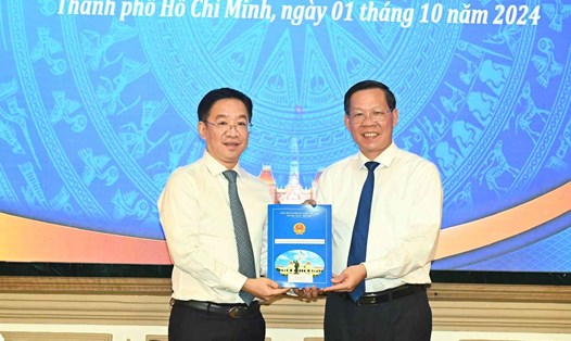 Chủ tịch UBND TPHCM Phan Văn Mãi trao quyết định đến ông Lê Trần Kiên (bên trái ảnh)   Ảnh: VIỆT DŨNG