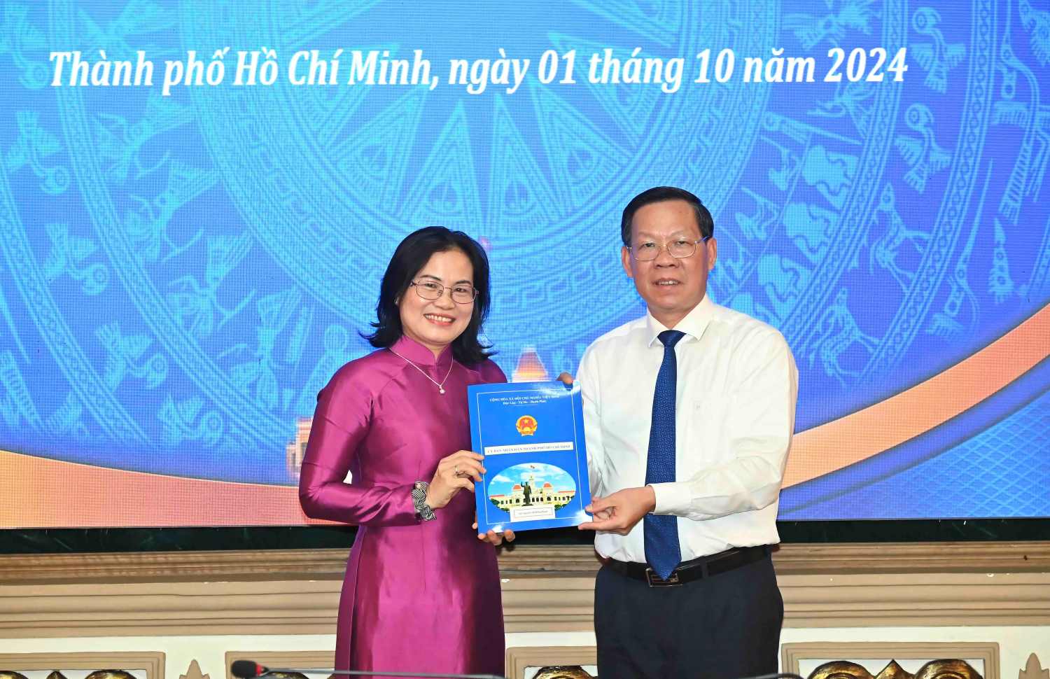 Chu tich UBND TPHCM Phan Van Mai trao quyet dinh den ba Nguyen Thi Hong Hanh. Anh: VIET DUNG