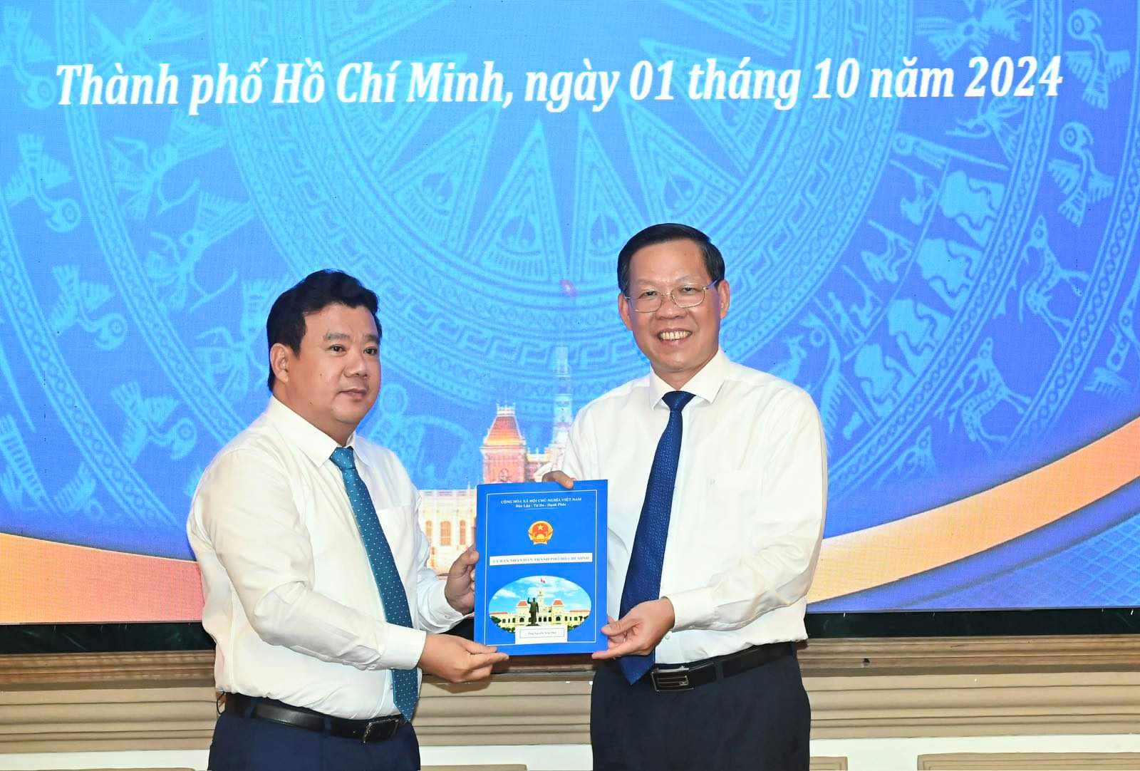 Chu tich UBND TPHCM Phan Van Mai trao quyet dinh den ong Nguyen Tran Phu (ben trai anh). Anh: VIET DUNG