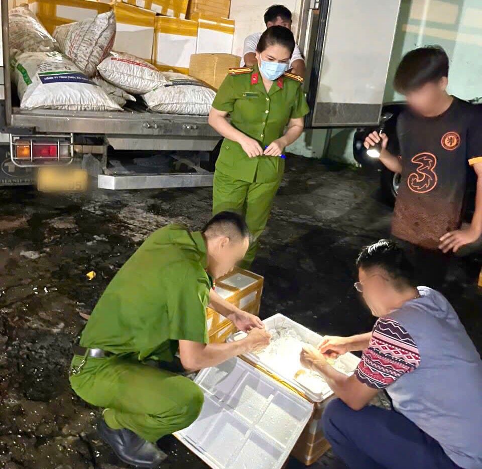 Lực lượng chức năng kiểm tra phát hiện xe tải chở 500kg tôm có chứa tạp chất. Ảnh: Công an cung cấp