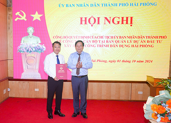 Phó Chủ tịch UBND TP Hải Phòng Nguyễn Đức Thọ trao quyết định cho tân Phó Giám đốc Ban Quản lý Dự án đầu tư xây dựng công trình dân dụng Hải Phòng. Ảnh: Đàm Thanh