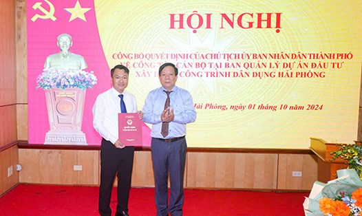 Phó Chủ tịch UBND TP Hải Phòng Nguyễn Đức Thọ trao quyết định cho tân Phó Giám đốc Ban Quản lý Dự án đầu tư xây dựng công trình dân dụng Hải Phòng. Ảnh: Đàm Thanh
