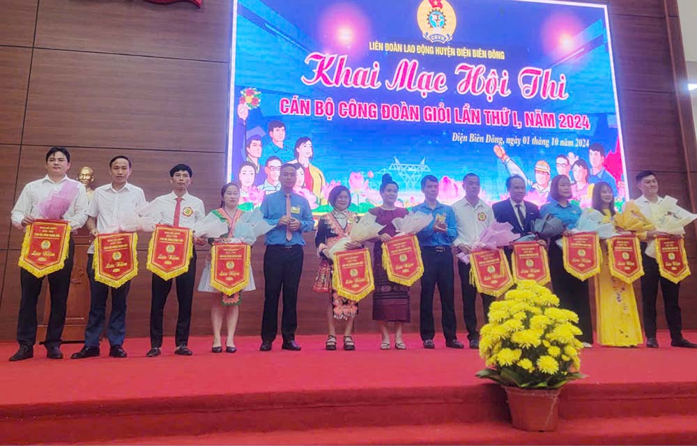 Ban tổ chức trao cờ lưu niệm cho các đội tham gia Hội thi cán bộ Công đoàn giỏi năm 2024. Ảnh: Trần Nga