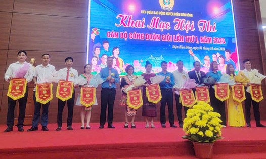 Ban tổ chức trao cờ lưu niệm cho các đội tham gia Hội thi cán bộ Công đoàn giỏi năm 2024. Ảnh: Trần Nga