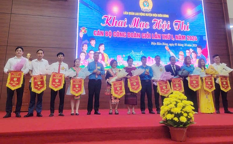 The Organizing Committee awarded souvenir flags to the teams participating in the 2024 Excellent Trade Union Cadre Competition. Photo: Tran Nga