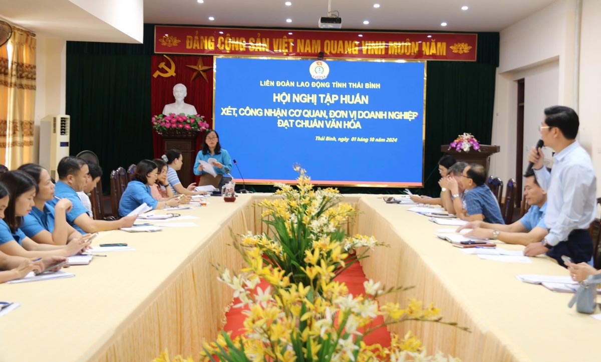 Vice President of Thai Binh Provincial Federation of Labor Pham Thi Thang deployed the contents at the conference. Photo: Ba Manh