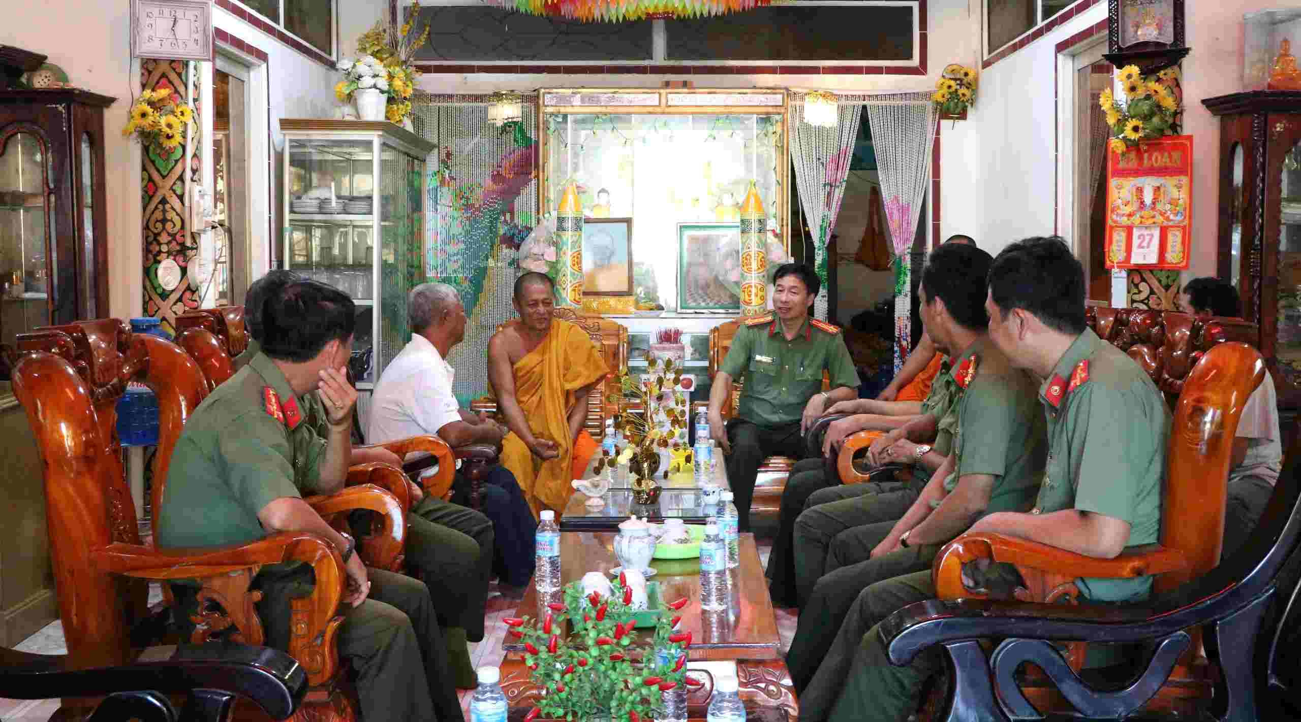 Colonel Dao Hai Dang - Deputy Director of the Provincial Police Department kindly asked about the health and sent best wishes to monks, Buddhists, and people on the occasion of Sene Dolta 2024. Photo: Tien Dung