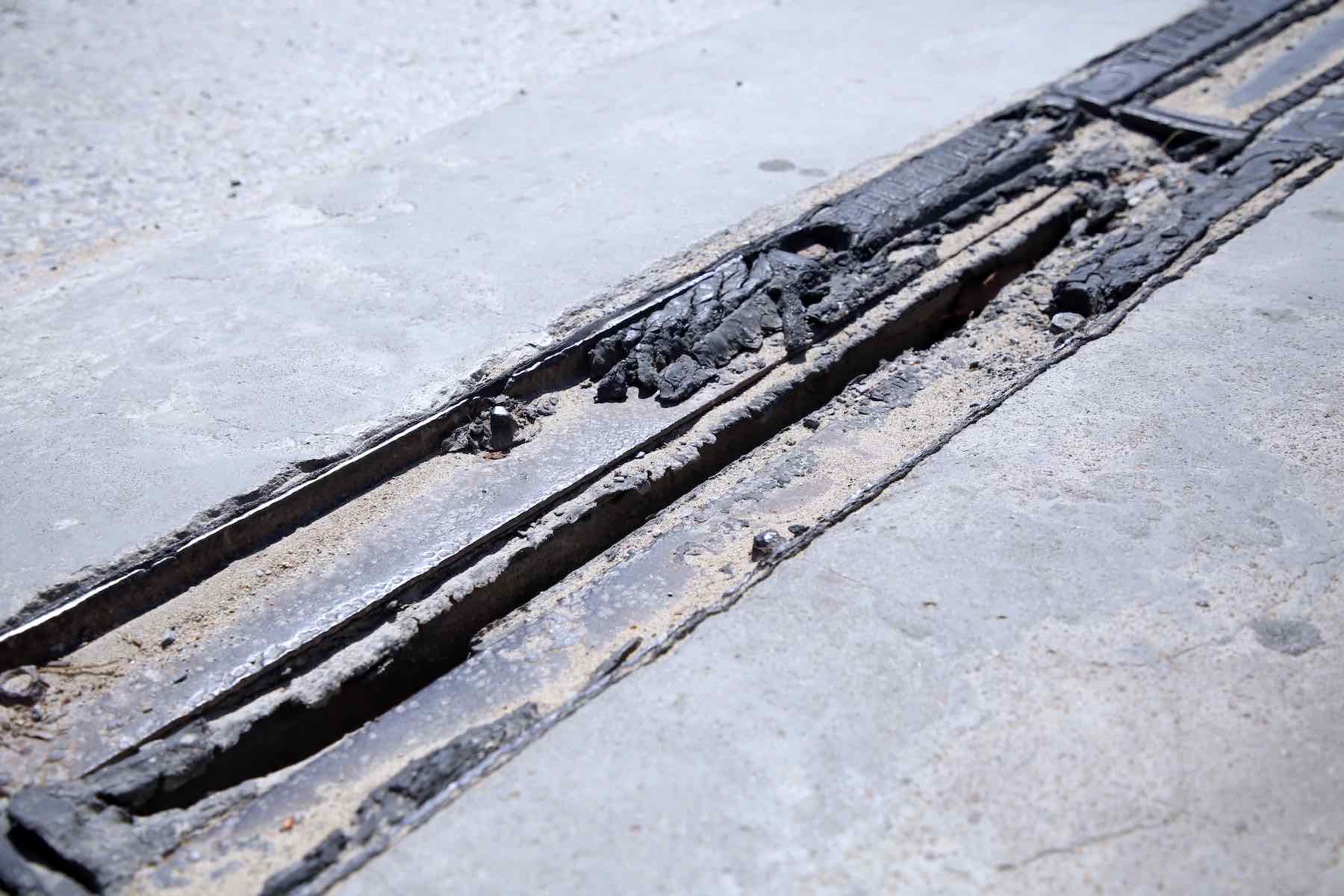 Cầu Sông Thai xuống cấp nghiêm trọng. Ảnh: Công Sáng