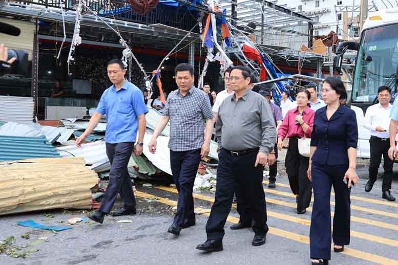 Prime Minister Pham Minh Chinh inspected the damage and directed the implementation of urgent measures to overcome the consequences of storm No. 3 in Quang Ninh. Photo: Do ​​Phuong (BQN)