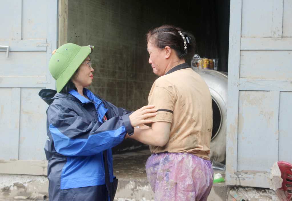 Standing Deputy Secretary of Quang Ninh Provincial Party Committee (left) shares the difficulties of people in Zone 5, Bac Son Ward, Uong Bi City. Photo: Manh Truong (BQN)