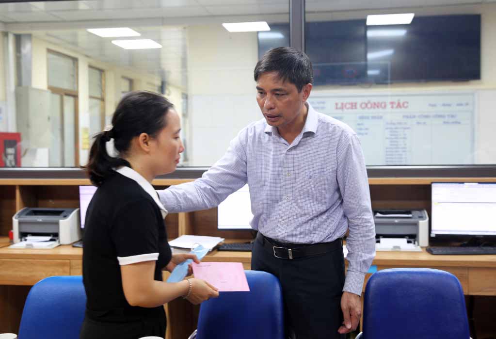 Mr. Vu Van Dien - Permanent Vice Chairman of Quang Ninh Provincial People's Committee visited and supported the family of the worker who had the accident. Photo: Minh Duc (BQN)