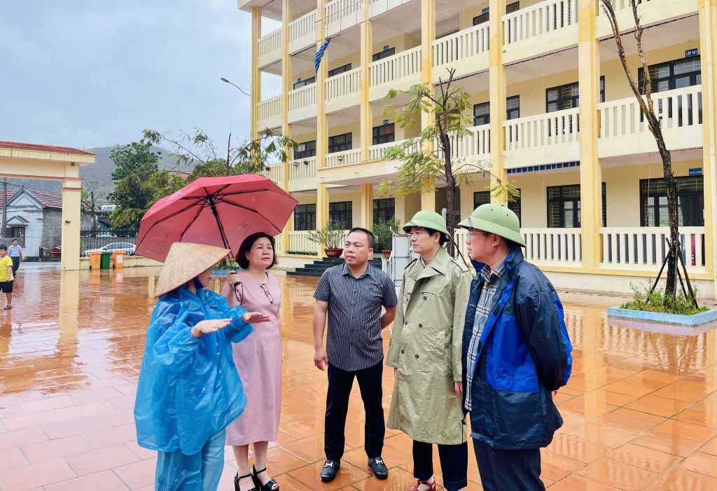 Mr. Vu Quyet Tien (2nd from right) - Member of the Provincial Party Standing Committee, Secretary of Ha Long City Party Committee inspects the damage recovery work at Vu Oai Primary and Secondary School (Vu Oai commune). Photo: BQN