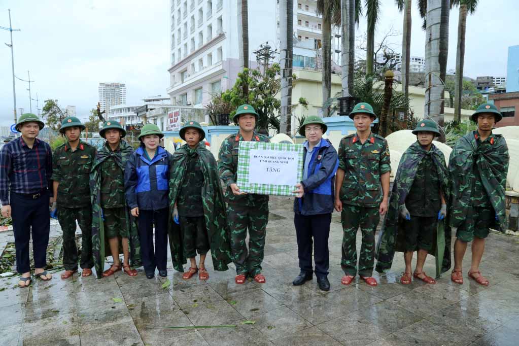 Đoàn Đại biểu Quốc hội tỉnh Quảng Ninh tặng quà và động viên cán bộ chiến sĩ Trung đoàn 43 (Sư đoàn 395, Quân khu 3) đang vệ sinh môi trường tại khu vực phường Bãi Cháy, TP. Hạ Long. Ảnh: Nguyễn Thanh (BQN)