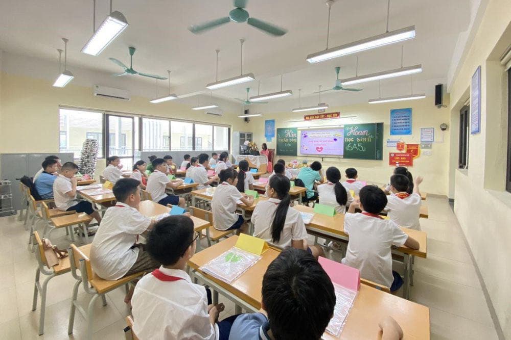 Cấm giáo viên dạy thêm học sinh chính khóa sẽ ngăn tiêu cực. Ảnh: Văn Hiền