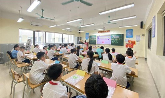 Cấm giáo viên dạy thêm học sinh chính khóa sẽ ngăn tiêu cực. Ảnh: Văn Hiền