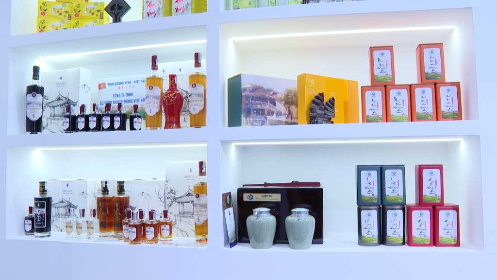 Một số sản phẩm OCOP nổi tiếng của tỉnh Quảng Ninh có mặt tại hội chợ Trung Quốc - ASEAN 2024 (CAEXPO 2024). Ảnh: Hương Giang