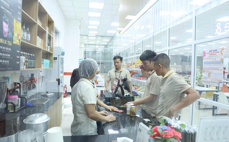 Workers of Hanwha Aero Engines Co., Ltd. - one of the 10 typical enterprises for workers in 2024 honored by the Hanoi City Labor Federation - shop at the Company's Union Supermarket. Photo: Ngoc Anh