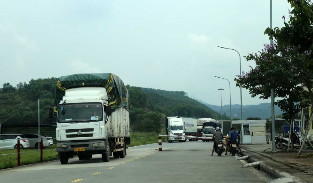 Imported goods through the temporary pontoon bridge opening at Km3+4 Hai Yen (Mong Cai city, Quang Ninh province). Photo: Huu Viet