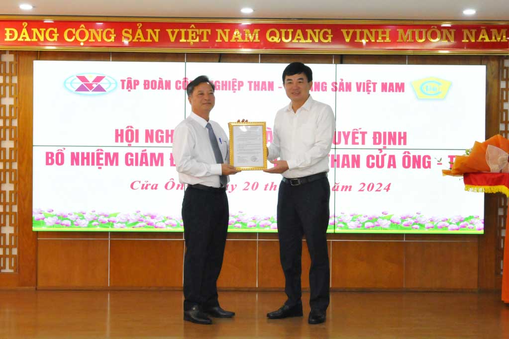 Chairman of the Board of Directors of the Group Ngo Hoang Ngan presented the decision to appoint and approve Mr. Nguyen Anh Chuong to hold the position of Party Secretary and Director of Cua Ong Coal Selection Company - TKV. Photo: Vinacomin