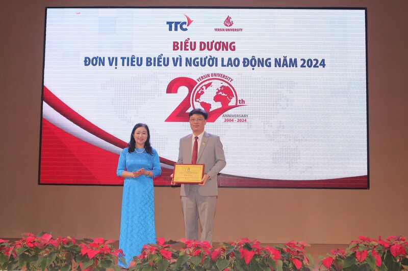Ms. Pham Thi Le Dung - Vice President of the Provincial Labor Federation awarded the title "Outstanding unit for workers" to Yersin University, Da Lat. Photo: B.HOA