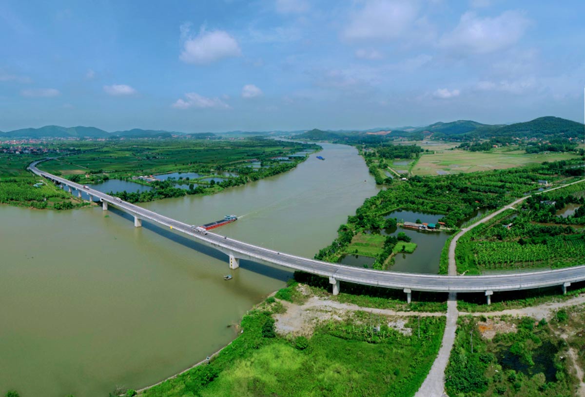 Ve ha tang giao thong, Dong Trieu hien da co cac tuyen duong ket noi vung, bao gom Quoc lo 18, cau Dong Mai (noi thanh pho Chi Linh, Hai Duong), cau Trieu (noi thi xa Kinh Mon, Hai Duong), va cac tuyen duong tinh duoc nang cap. Dac biet, tuyen duong ven song noi cao toc Ha Long - Hai Phong den thi xa Dong Trieu dang duoc xay dung, hua hen mo ra trien vong phat trien moi cho khu vuc phia Tay Quang Ninh. 