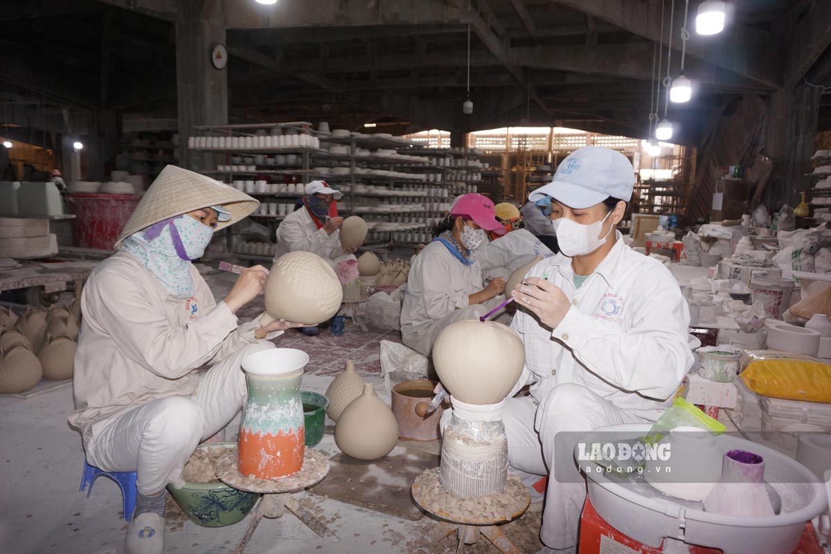 Tren dia ban Dong Trieu con co nhieu khu cong nghiep va cum cong nghiep nhu: KCN Dong Trieu, CCN Kim Sen, CCN Trang An, tao ra nhieu viec lam va thu nhap on dinh cho lao dong dia phuong. 