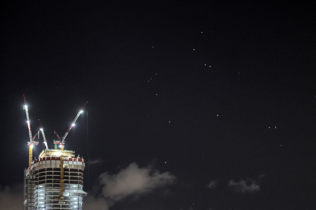 Hỏa lực bị đánh chặn ở Tel Aviv, Israel đêm 1.10. Ảnh: AFP