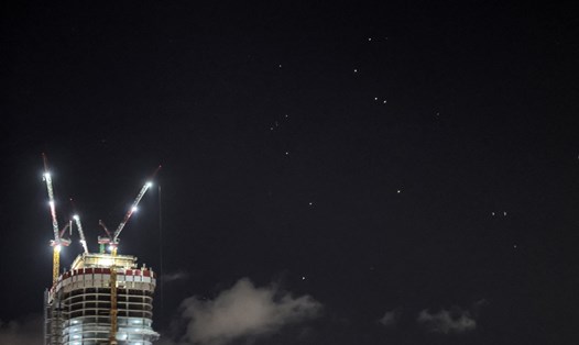 Hỏa lực bị đánh chặn ở Tel Aviv, Israel đêm 1.10. Ảnh: AFP