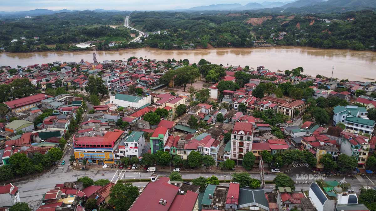 Cac tuyen duong tai TP Yen Bai da kho rao, rut nuoc sau tran mua lon toi 1.10.