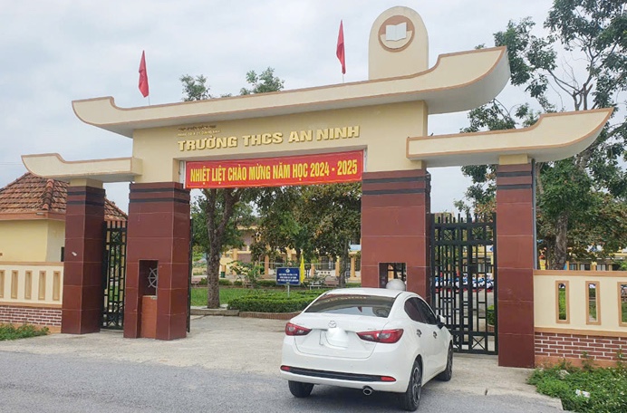 The project to upgrade the campus, gate, and fence of An Ninh Secondary School is not the correct size and specification according to the design. Photo: B. Hoang