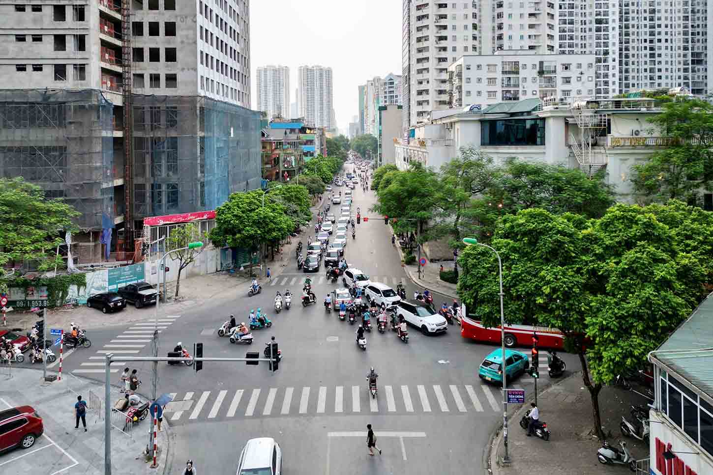 Trong anh la duong Nguyen Tuan (doan tu ngo 162 den nut giao Le Van Luong) da duoc mo rong cach day hon 20 nam. Anh: Huu Chanh